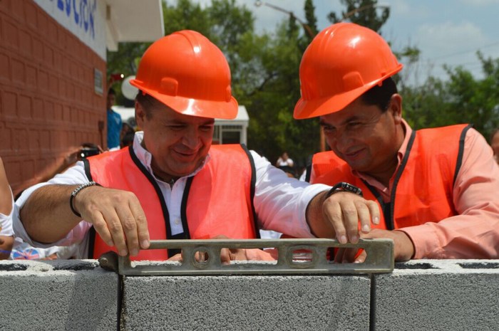  Acuña: Arranca Alcalde Evaristo Lenin Pérez barda perimetral en primaria “Revolución”.