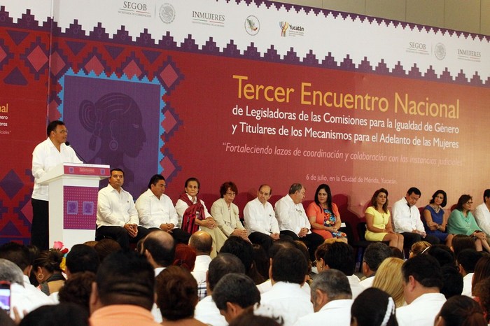 Irrumpen en acto oficial