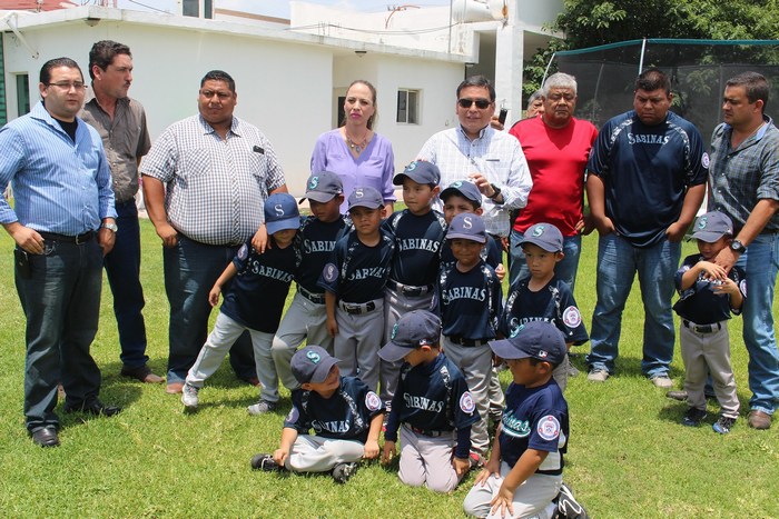 Sabinas: Alcalde y familia conviven con pequeños beisbolistas