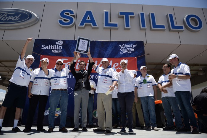 Ajuaa Punto Com Rompe Saltillo Record Guiness En Desfile De
