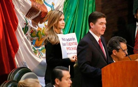 Diputada critica al gobernador de NL y le suben fotos a las redes posando semidesnuda