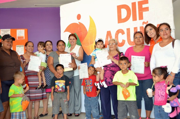 Acuña: Entrega sistema dif actas de inexistencia a beneficiarios.