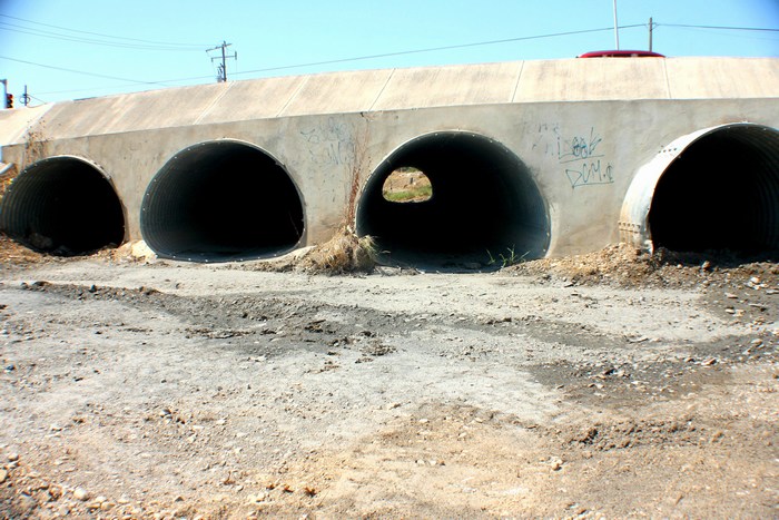 Continúa limpieza y desazolve de arroyos en Acuña.