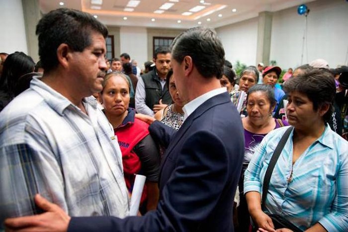Reunión de EPN y padres de los normalistas, antes de la gira a Nueva York