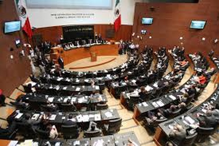 Senadores sesionan dos horas y acuerdan un puente de seis días por fiestas patrias