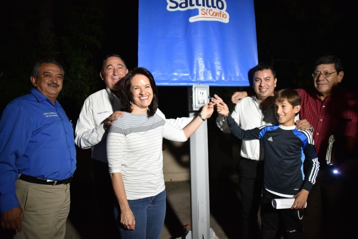 Saltillo: Inauguran alumbrado vecinos de República Poniente junto a Isidro 