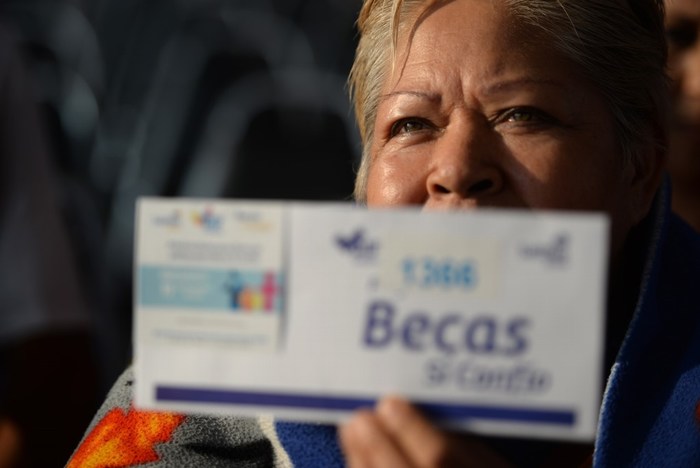 Saltillo: Entregan 3 mil 333 becas Sí Confío a saltillenses vulnerables