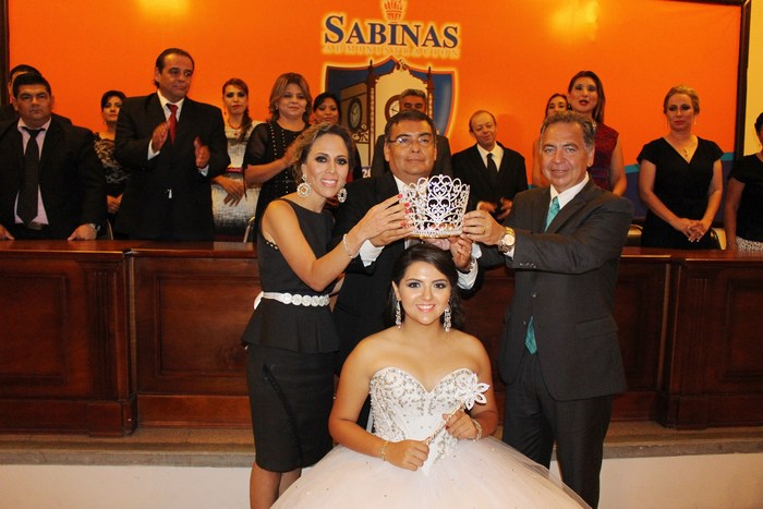 “Jennifer I” recibe cetro y corona como la nueva reina de Sabinas 