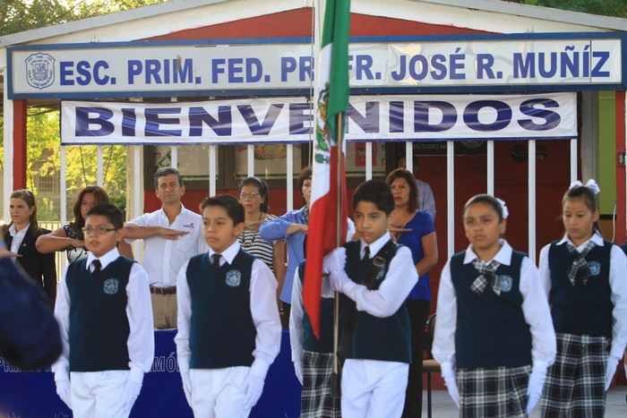 Entregan a Primaria material deportivo y educativo