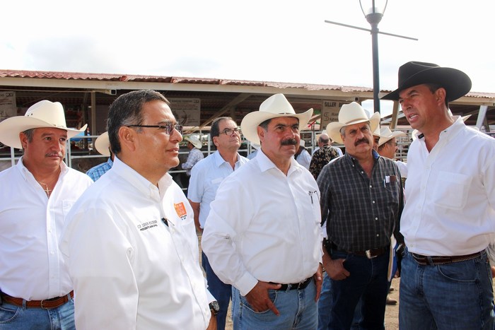 Sabinas: Alcalde cumple con el sector ganadero