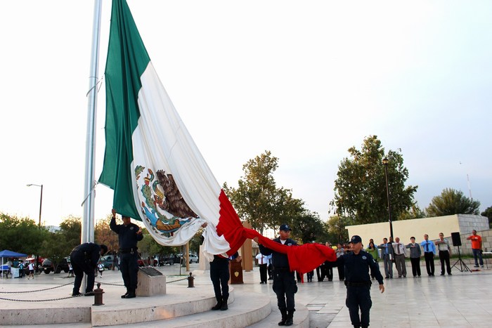 Sabinas: Izan bandera monumental en el inicio del mes patrio