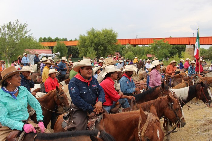 Alcalde recibe a los cabalgantes de la Santo Domingo – Sabinas