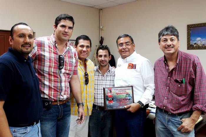 Lobos Sabinas entregan reconocimiento al Alcalde por su apoyo al ciclismo de montaña