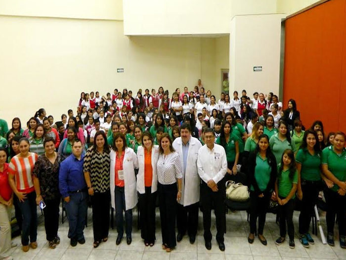 Acuña: Auspicia DIF conferencia sobre cáncer de mama a estudiantes.