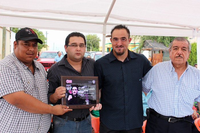 Sabinas: Municipio entrega reconocimiento a Don Manuel Flores Noriega por su gran aporte en el boxeo local y regional