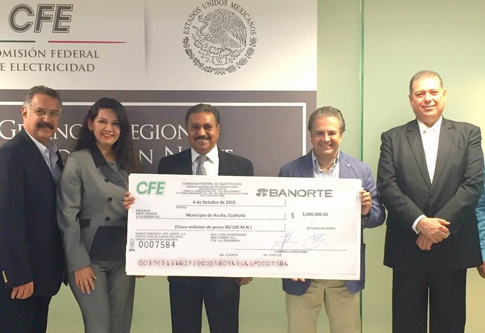 Acuña: Recibe Lenin Pérez donativo de CFE para construcción de centro comunitario.