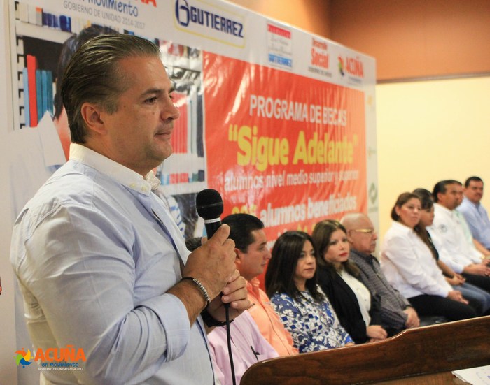 Entregan Lenin Pérez y Don Antonio Gutiérrez  becas: “sigue adelante”.