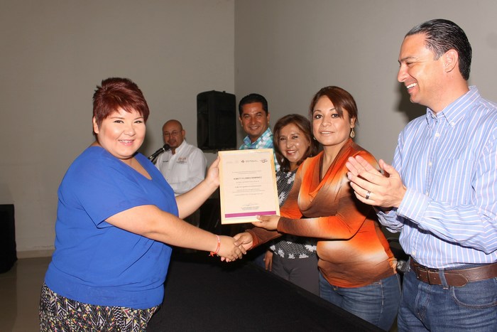 Entregan constancias por terminar curso en línea de igualdad en Acuña