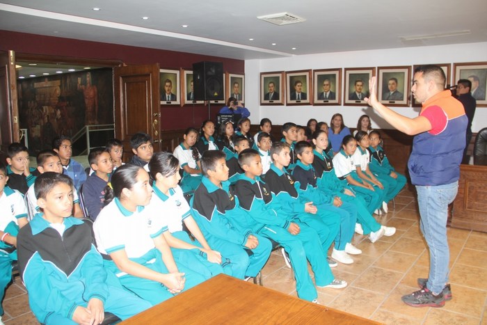 Saltillo: Conocen alumnos de secundaria la Presidencia Municipal