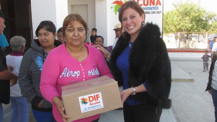 Acuña: Primera dama entrega despensas saludables
