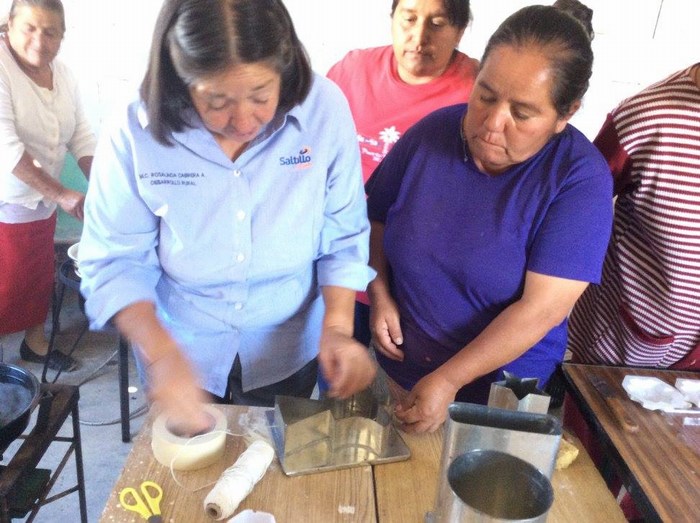 Saltillo: Imparten en ejido taller de velas y jabones