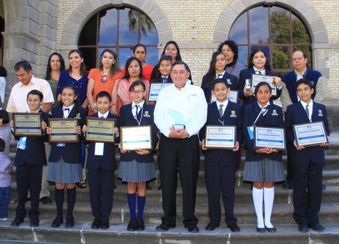 Saltillo: Premia Alcalde a niños ganadores de Olimpiada del Conocimiento