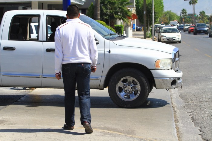 Saltillo: Al salir de estacionamiento, la preferencia es del peatón.