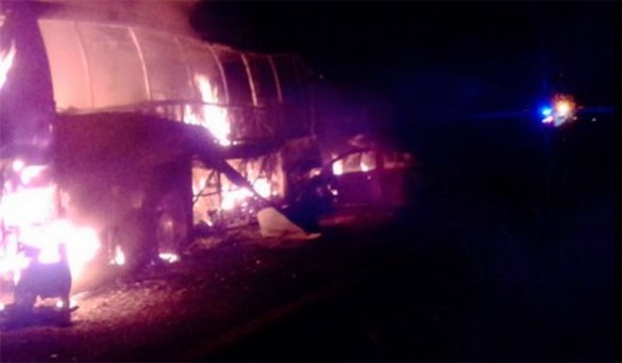Mueren calcinadas 23 personas en un choque en la carretera México-Tuxpan
