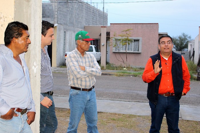Sabinas: Lenin atiende inquietudes de colonos de la Lomas Altas