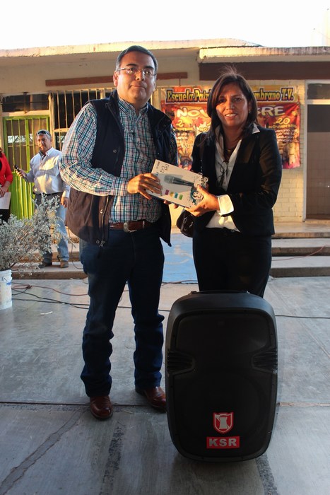 Sabinas: En festival Revolucionario  Entrega Lenin Flores equipo de sonido a la “Patricio Flores Sambrano TV”.
