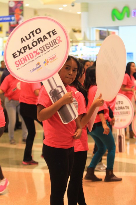 Bailan saltillenses contra el cáncer de mama