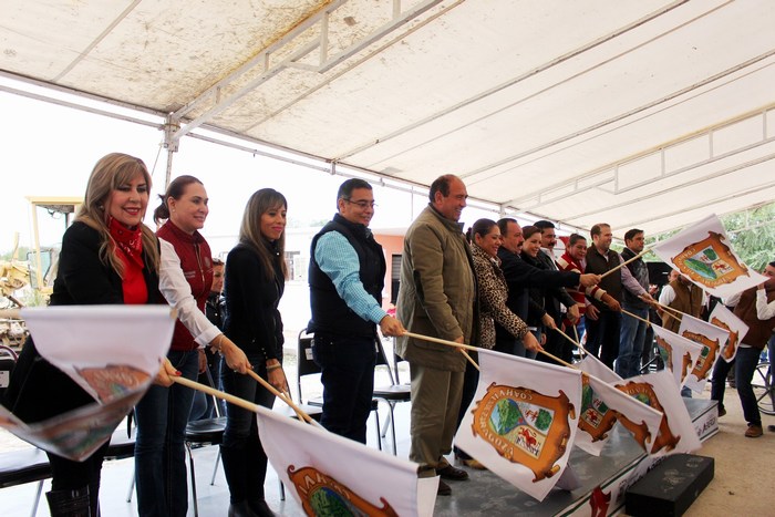 Sabinas: Lenin Flores lleva drenaje y electrificación a la colonia el Mimbre