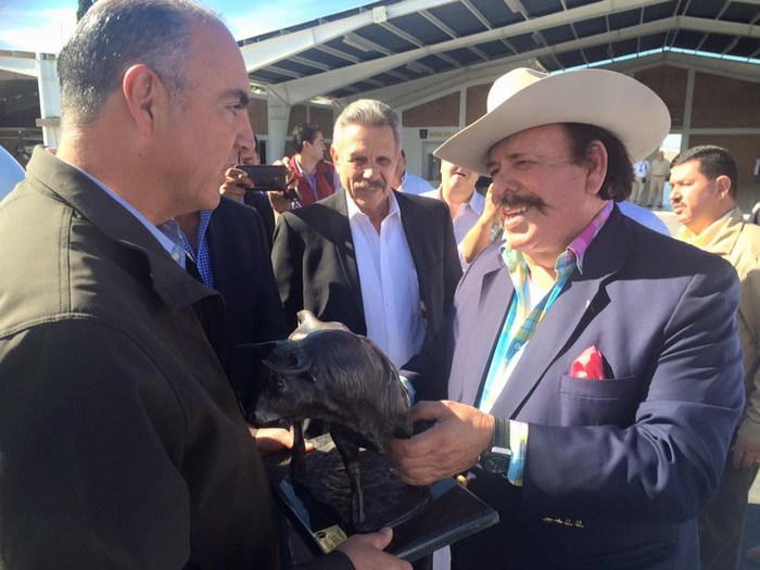 Armando Guadiana Tijerina, entregó al Secretario de la SAGARPA, José Calzada, un toro indultado en Saltillo