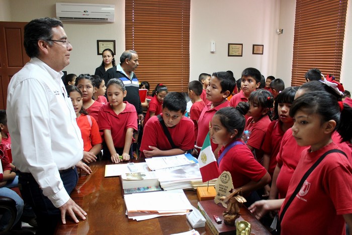 Sabinas: Alumnos de la “Margarita Maza de Juárez” visitan la Presidencia Municipal