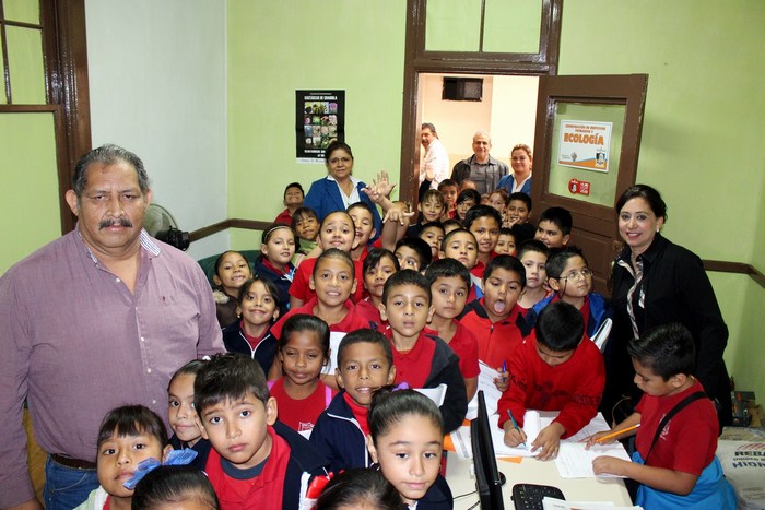 Sabinas: Alumnos de la “Margarita Maza de Juárez” continúan visitando a la Presidencia Municipal