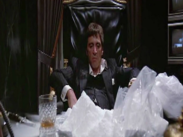 La droga que se esnifa en las películas en realidad sirve para cortar la droga.