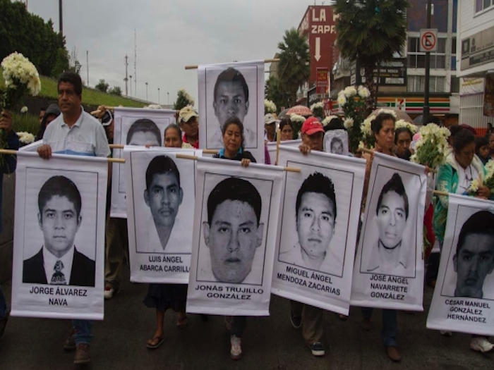 Padres de los 43 insistirán en reunión con Francisco durante visita a México.