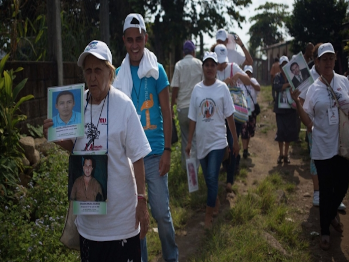 Madres migrantes piden a Francisco ser mediador con gobiernos para búsqueda de desaparecidos.