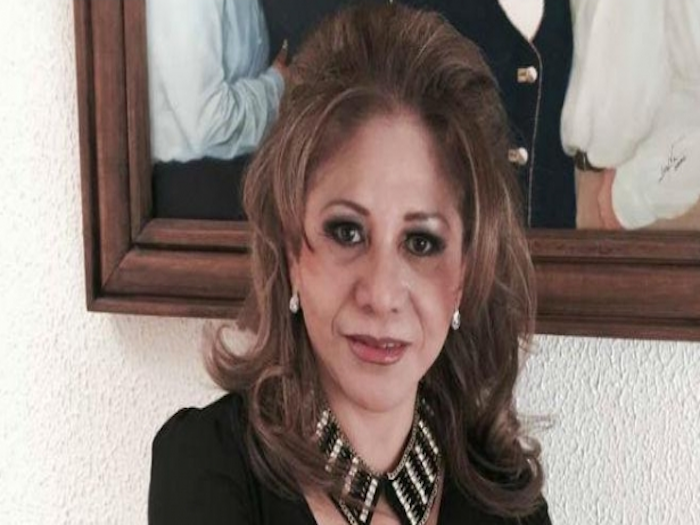 Detienen a exesposa de Joaquín Hendricks por retrasar vuelo a Cancún