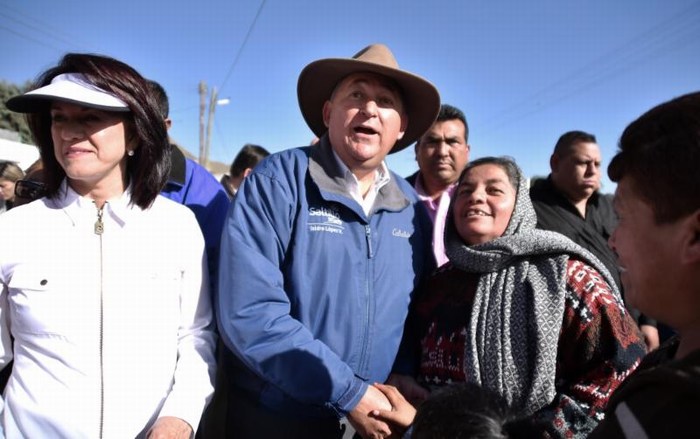 Saltillenses e Isidro colocan primera piedra de puente peatonal