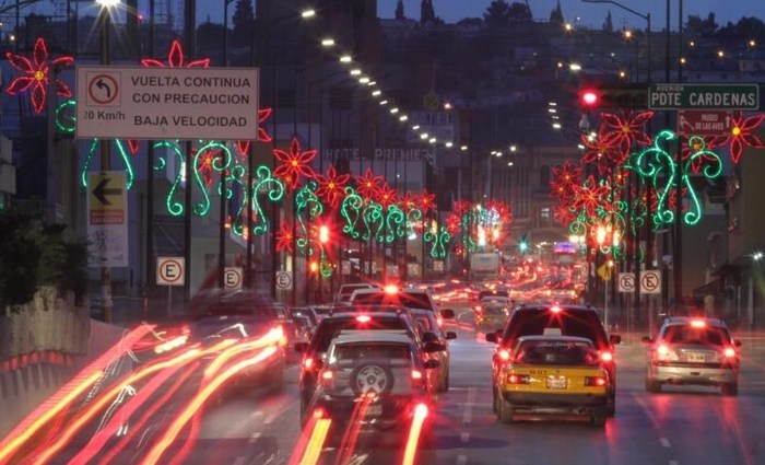 Disfrutan saltillenses del alumbrado navideño
