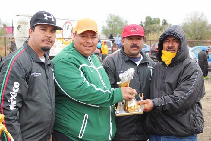 Sabinas: En el futbol de Agujita Fomento Deportivo hizo entrega del trofeo de campeón