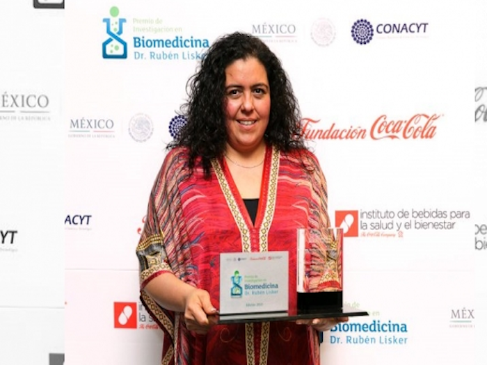 Reconocen a mexicana por descubrir método para eliminar células de leucemia