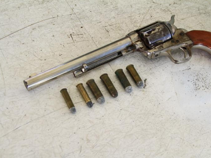 Entrega madre de familia arma centenaria