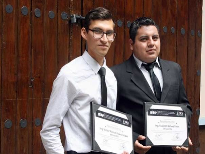 Estudiante mexicano crea máquina que genera combustible alternativo a partir de plástico.