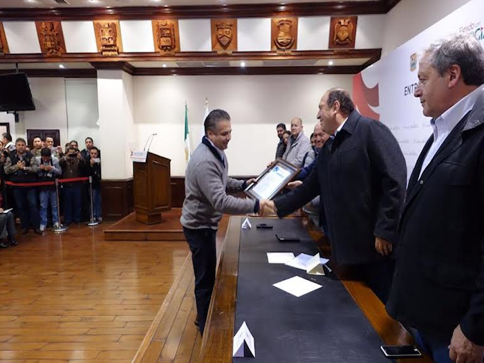 ACUÑA: RECIBE ALCALDE RECONOCIMIENTO