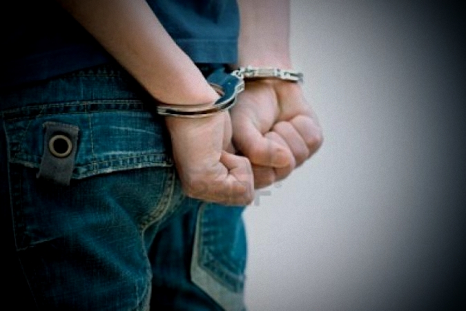 Madre entrega a su hijo por asesinar a una persona
