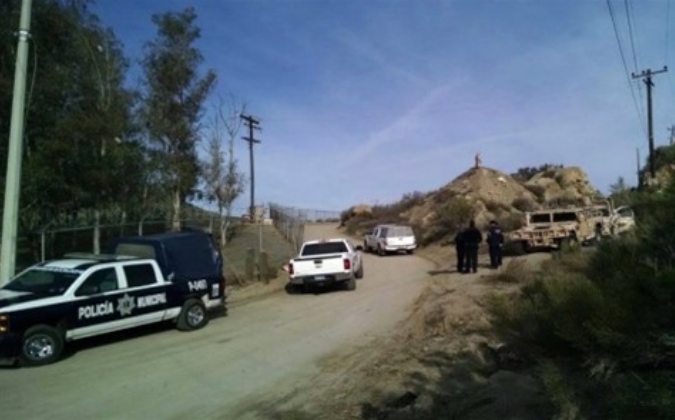 Hallan a dos niños abrazando a su madre muerta