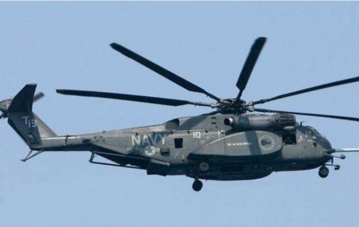 Chocan en pleno vuelo helicópteros; 12 muertos