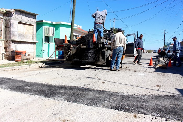 Sabinas: Obras Públicas aplica bacheo en colonia Infonavit